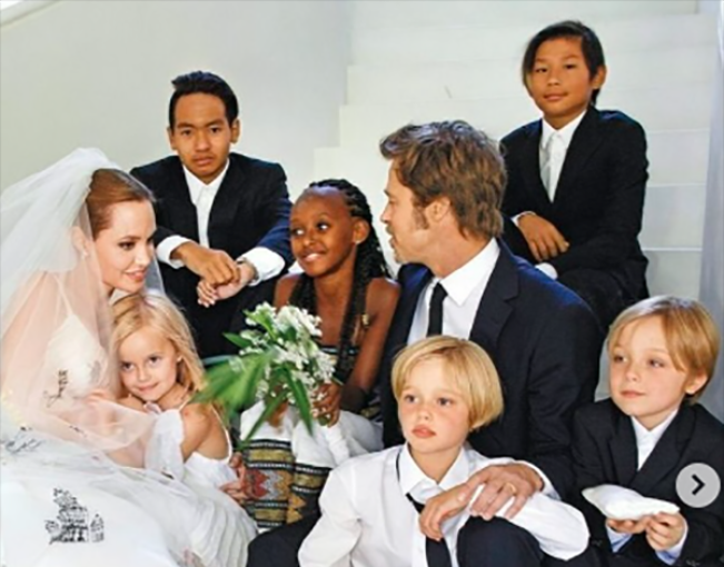 Angelina Jolie-Brad Pitt bersama anak-anak mereka/Foto: Instagram Brad Pitt Official